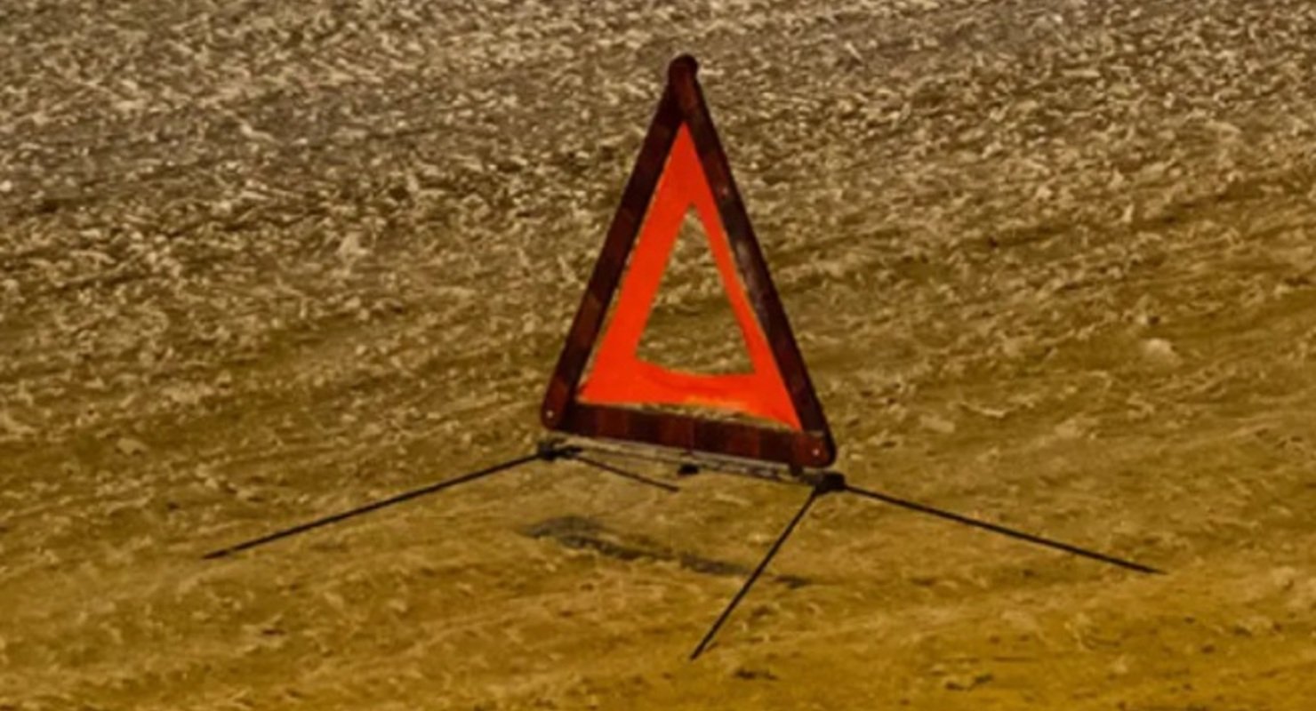 В Ленобласти столкнулись две иномарки и автобус с детьми