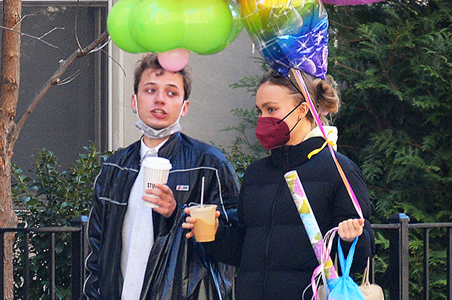 Лили-Роуз Депп на прогулке с другом в Нью-Йорке