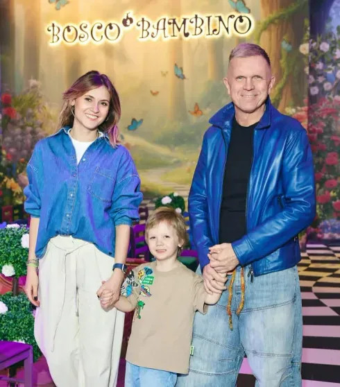 Андрей Малахов и Андрей Колёсников с женой в зале, дети Натальи Бардо, Александры Ребенок и Ирины Зарьковой — на подиуме: в ГУМе прошёл показ BoscoBambino Ирины, Марюса, Натальи, Бардо, Екатерины, Ребенок, Александры, Колесников, женой, Андрей, РебенокСын, ВайсбергаДети, московском, КолесниковаСын, Андрея, ЗарьковойСын, дочерьюДочь, Кукояки, Денис, ЗемскойПоказ