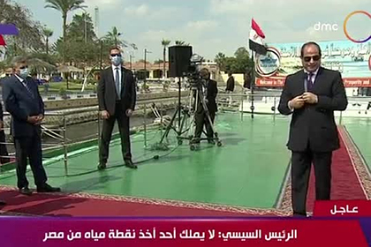 Гудящее в Суэцком канале российское судно прервало речь президента Египта