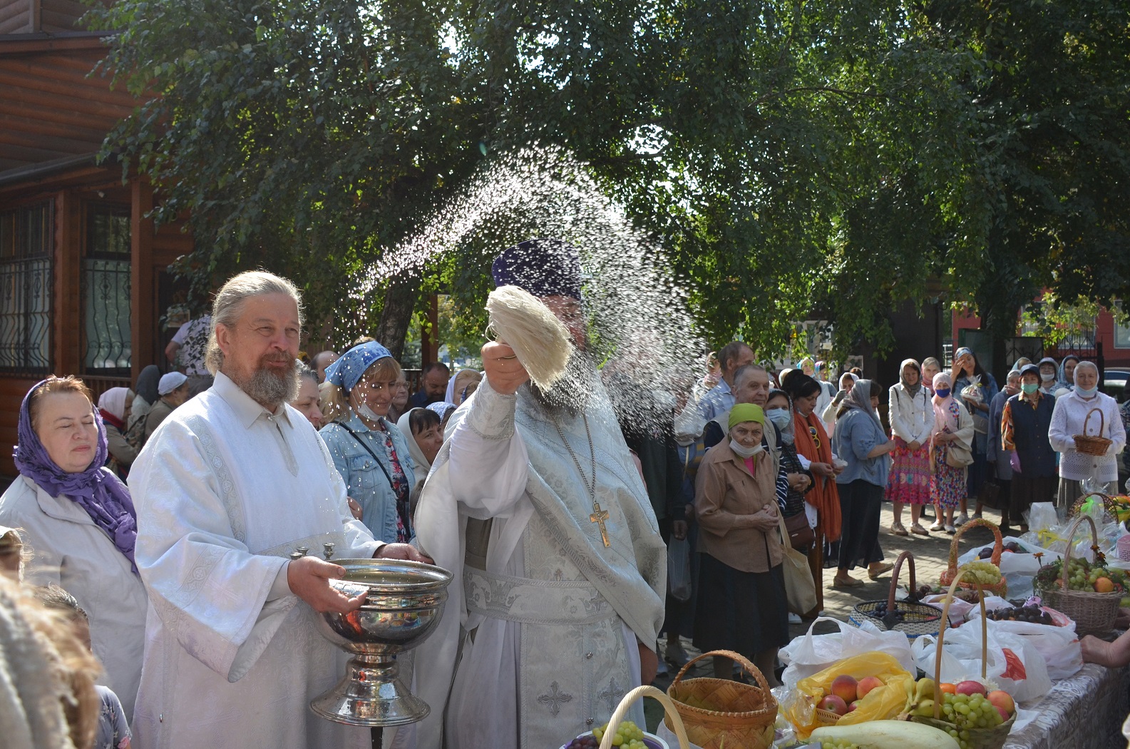 Храм луки в зюзино. Храм святителя Луки в Зюзино. 19 Августа Преображение Господне Церковь в Ступино. Зюзино. Церковь Спаса Преображения. Яблочный спас священник.