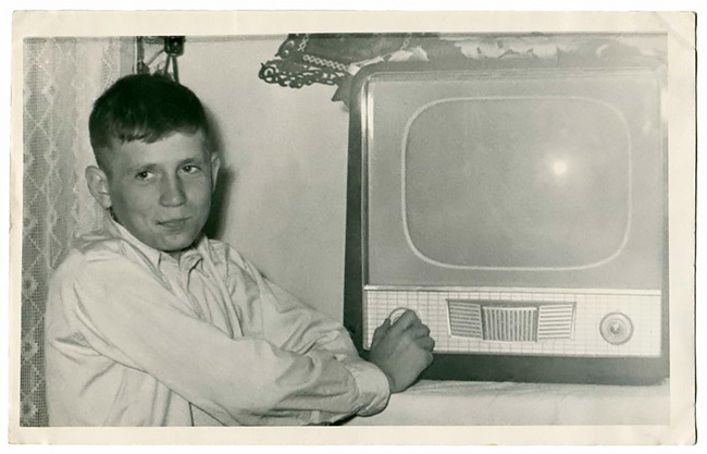 Винтажные фото советских людей, позирующих со своим первым телевизором время, советских, телевизор, Между, появился, устройству, приемному, присоединен, должен, громкоговорителя, встроенного, отсутствия, который, механический, простой, Первый, вещания, сфере, изобретении, революционном