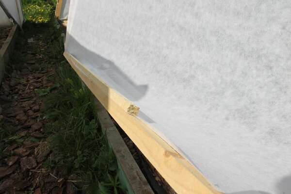 Недорогое укрытие-вигвам для теплолюбивых овощей Недорогое укрытие-вигвам для теплолюбивых овощей самоделкин