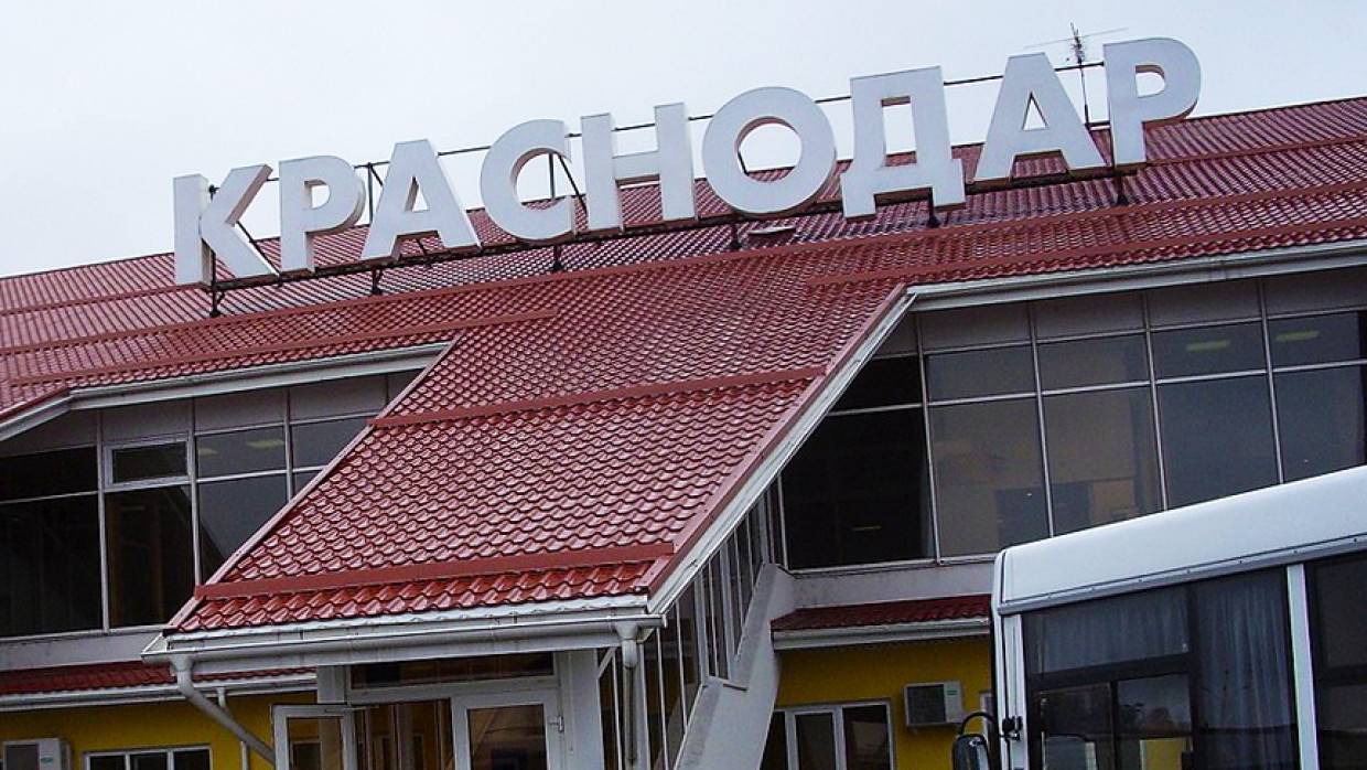Аэропорт Краснодара вновь приостановил прием и выпуск самолетов из-за ливневого снегопада