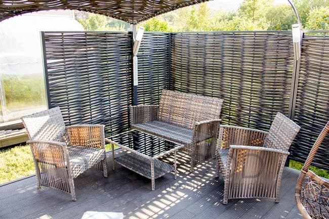 Деликатно закрываемся во дворе от чужих глаз : 60 идей деревянной ширмы для дома и дачи