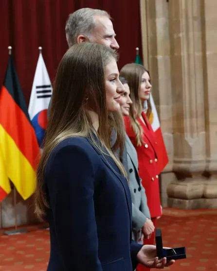 Королева Летиция с мужем и дочерьми