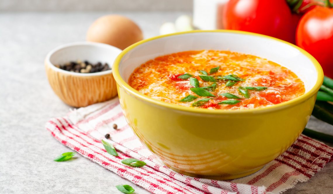 Лёгкий куриный суп с яйцами и помидорами