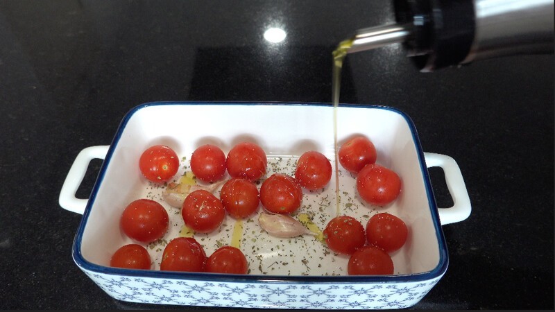 Полента с сыром, томатами, и базиликом выпечка,итальянская кухня