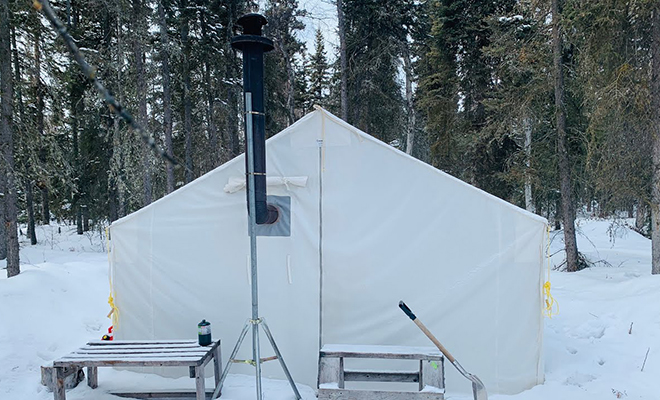 Мужчина пошел с палаткой в лес в минус 30 и снял свою зимовку на камеру