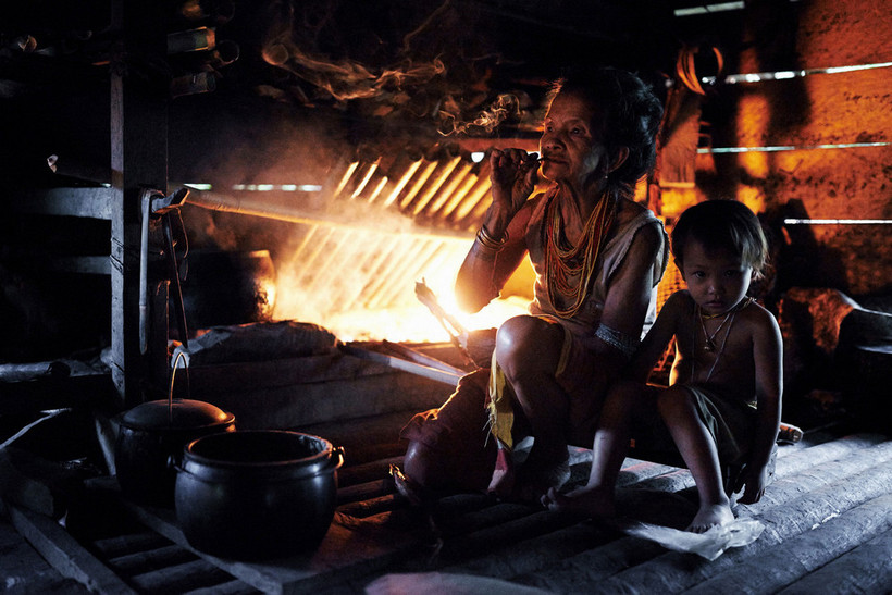 Фотограф делает драматические фото племен, которые вымирают