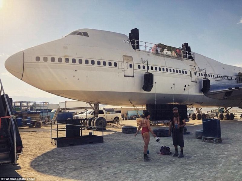 После фестиваля Burning Man в пустыне забыли самолет burning man, ynews, Фестиваль, боинг -747, боинг 747, пустыня, самолет, упс