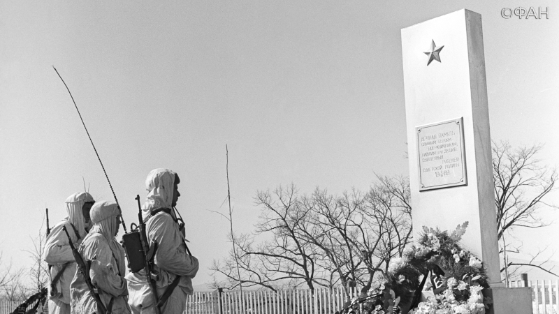 У обелиска с именами пограничников, погибших во время боев на острове Даманский на заставе, которой командовал старший лейтенант Иван Стрельников.