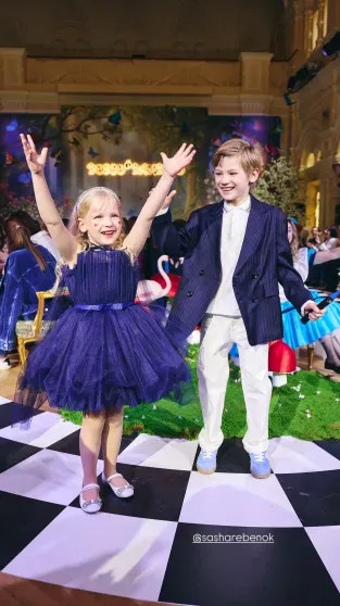 Андрей Малахов и Андрей Колёсников с женой в зале, дети Натальи Бардо, Александры Ребенок и Ирины Зарьковой — на подиуме: в ГУМе прошёл показ BoscoBambino Ирины, Марюса, Натальи, Бардо, Екатерины, Ребенок, Александры, Колесников, женой, Андрей, РебенокСын, ВайсбергаДети, московском, КолесниковаСын, Андрея, ЗарьковойСын, дочерьюДочь, Кукояки, Денис, ЗемскойПоказ