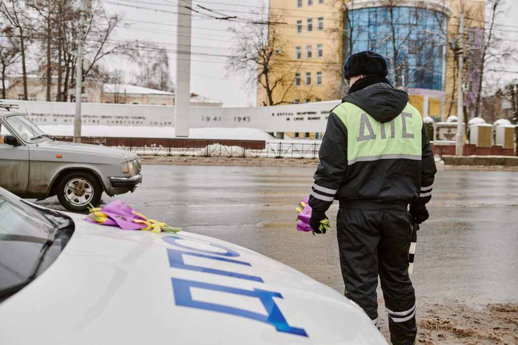 Автоледи Рязани получили поздравления с 8 марта от автодилеров и сотрудников Госавтоинспекции