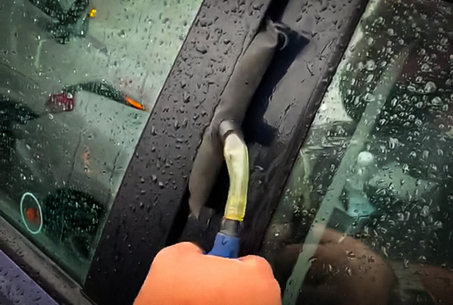 Видео: как вскрыть почти любой автомобиль за минуту без ключа Новости