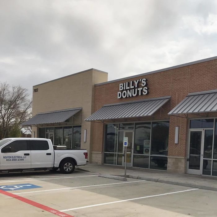 Я сфоткал грустного папу: никто не пришел в его магазин пончиков. И тут случилось чудо Я сфоткал грустного папу: никто не пришел в его магазин пончиков. И тут случилось чудо