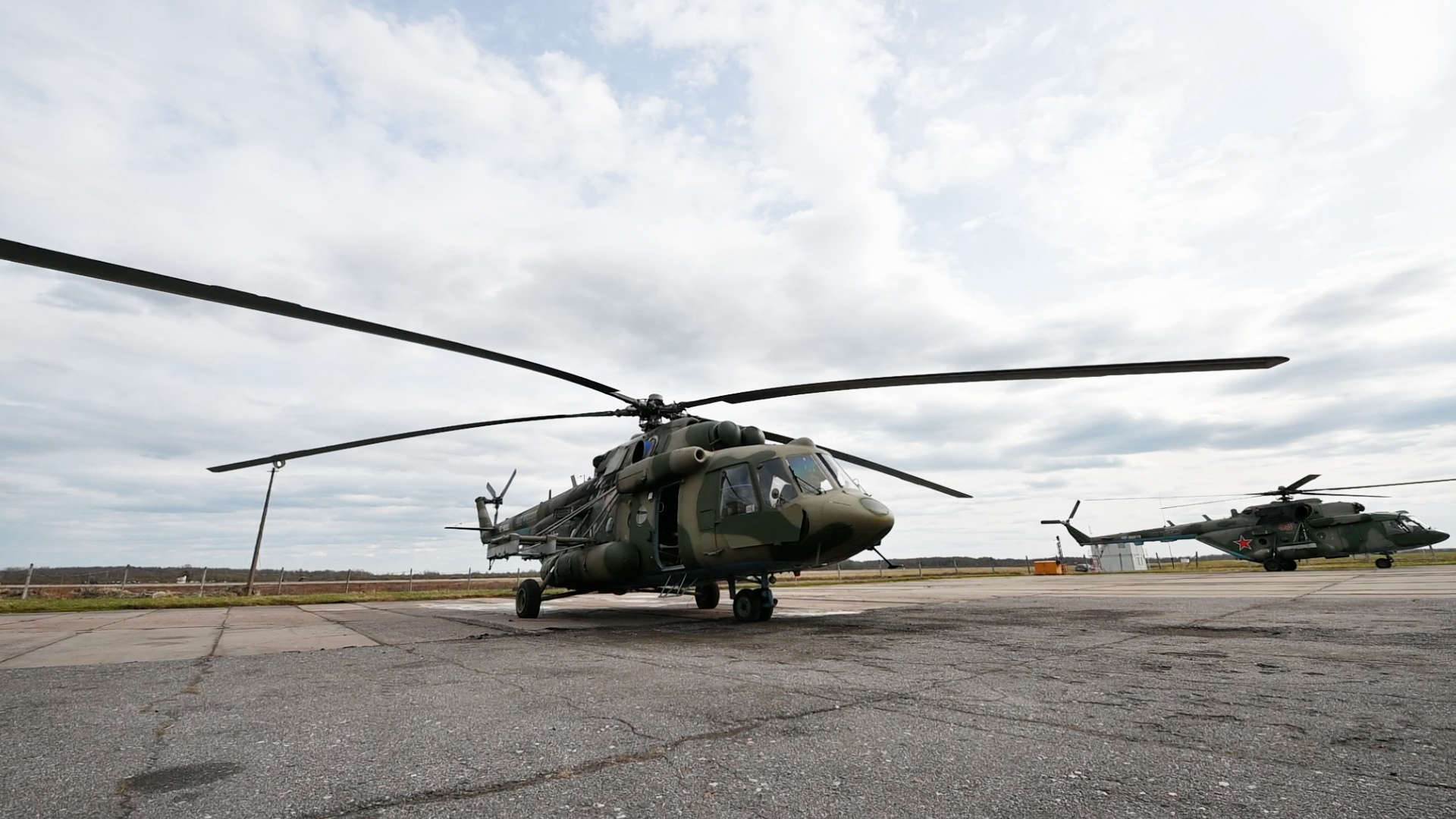 Вертолеты в небе на Параде Победы