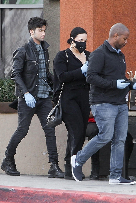 Деми Ловато подтвердила роман с молодым актером, случайно засветившись в его Instagram Деми Ловато подтвердила роман с молодым актером, случайно засветившись в его Instagram Звезды,Звездные пары