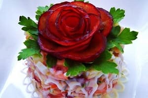 Свекольная розочка на салате