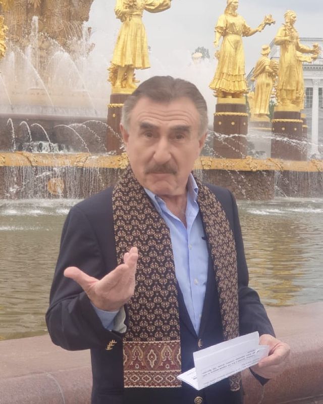 Домой за деньгами: актёры, которые возвращаются в Россию только за заработками Звезды