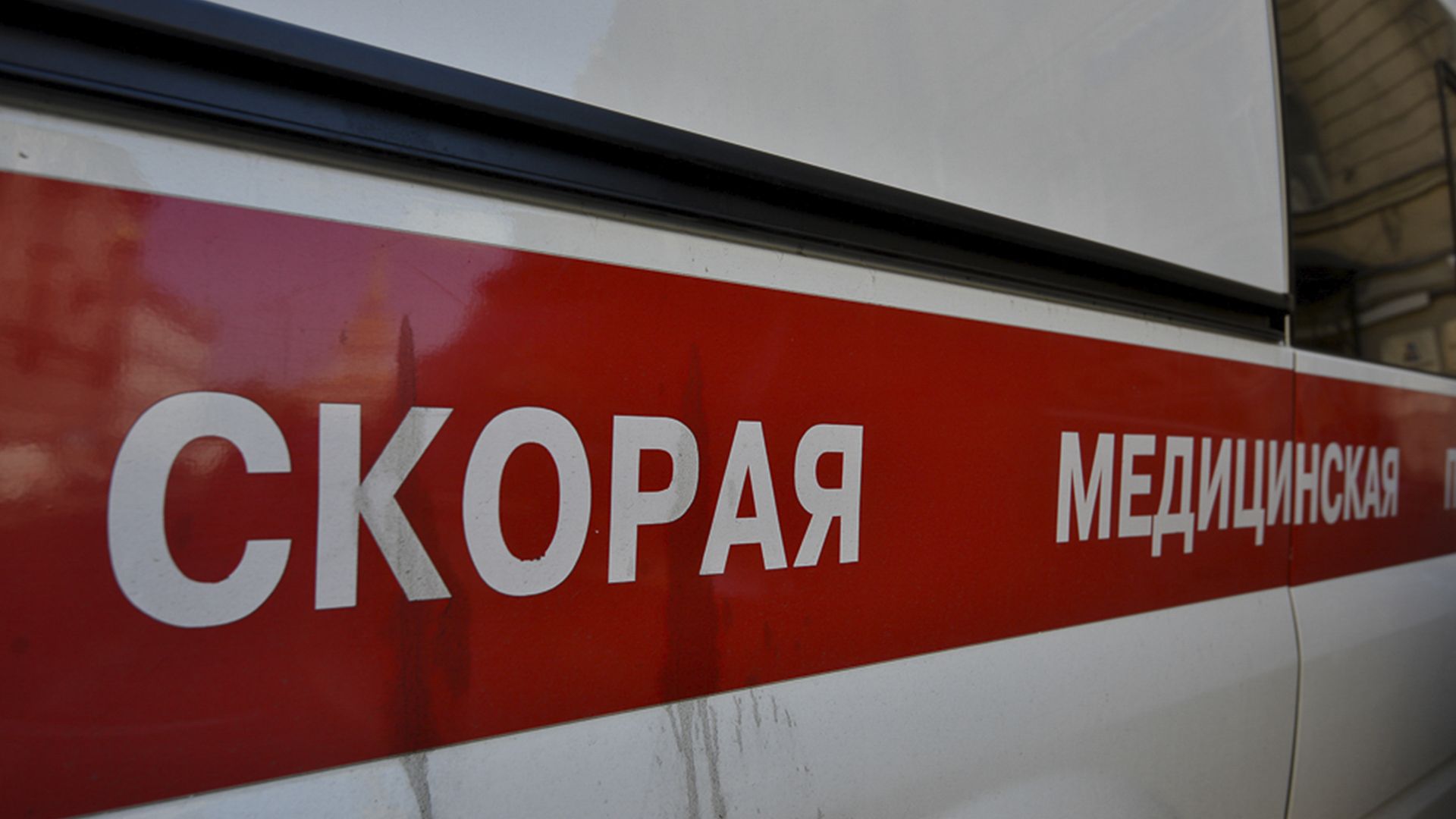 В Красноярске водитель сбил и прокатил на капоте пешехода из-за замечания