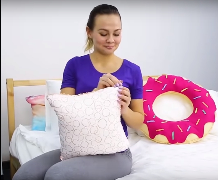 Креативную подушку в виде пончика можно сделать самостоятельно, без особых усилий.