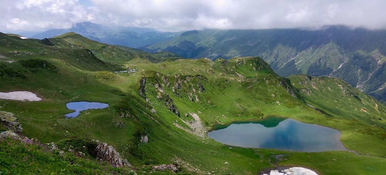 7 озер абхазия. Семь озер Абхазия. Долина семи озер Абхазия. Озеро Мзы. Долина 7 озер Абхазия высота над уровнем моря.