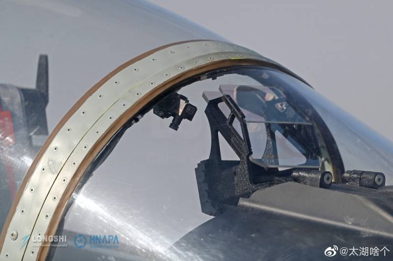 Сотрудничество и развитие: учебно-боевой самолёт Hongdu L-15B  ввс