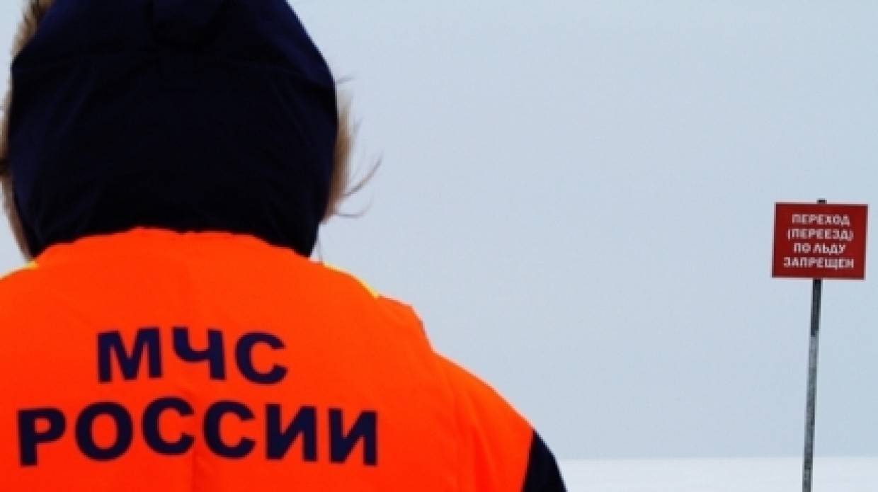 Спасатели кинулись на поиски ушедшего под лед мужчины в Москве 