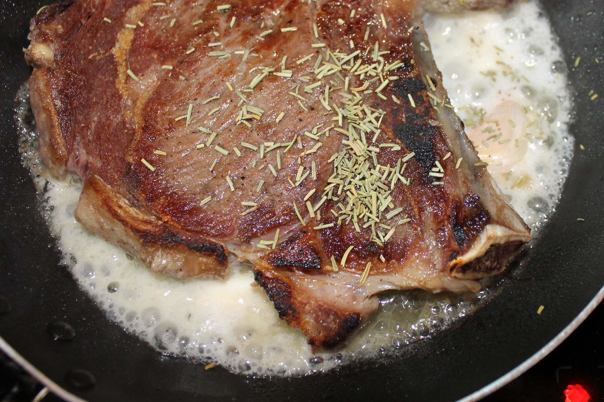 Антрекот из свинины на сковороде сочный и мягкий как приготовить с фото пошагово