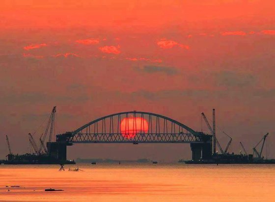 Завод Порошенко помогает строить мост в Крым 