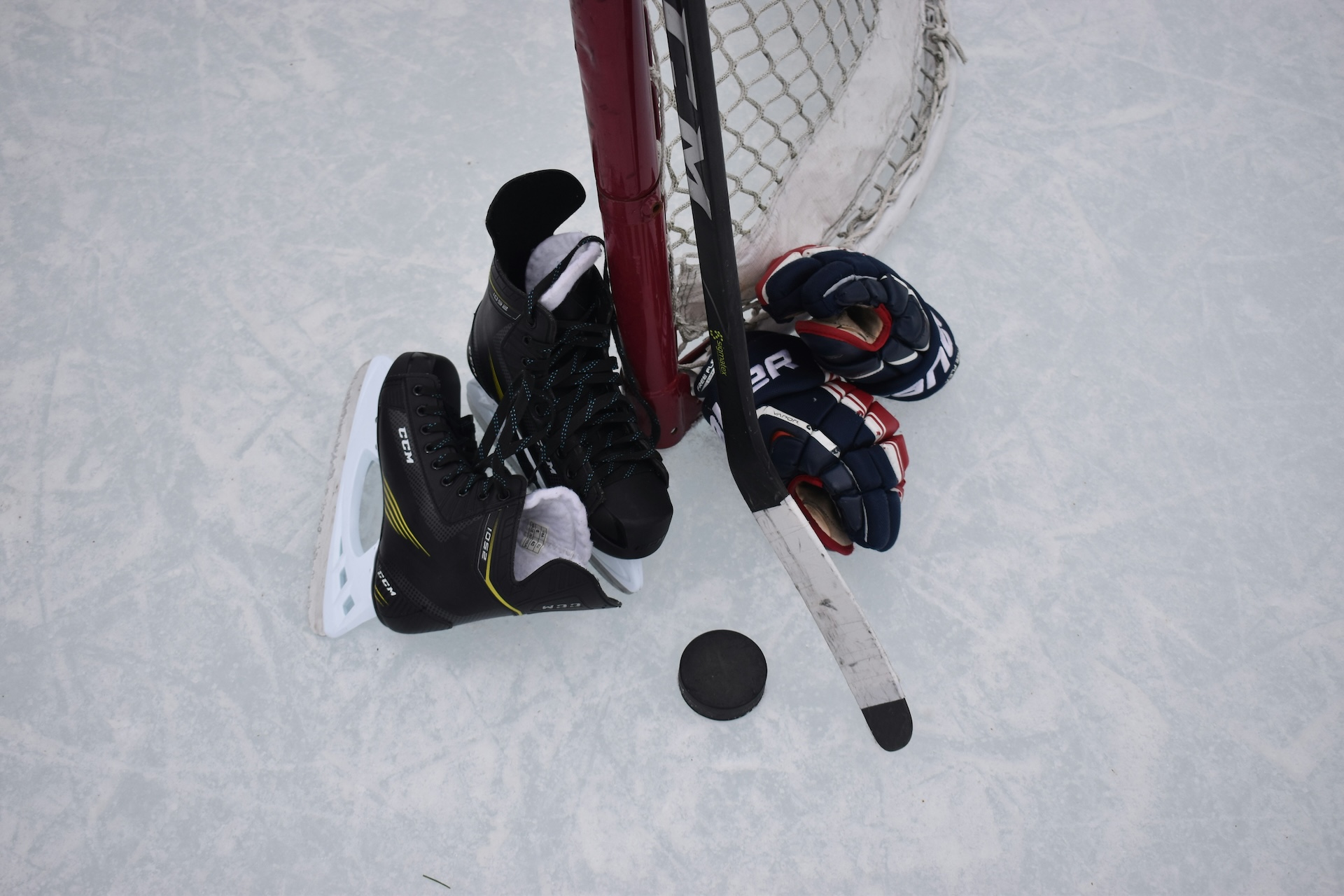В Москве юный хоккеист сломал клюшку о голову соперника