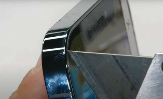 Проверка прочности нового iPhone ножом: проводим по экрану и смотрим, остались ли царапины Проверка прочности нового iPhone ножом: проводим по экрану и смотрим, остались ли царапины Культура