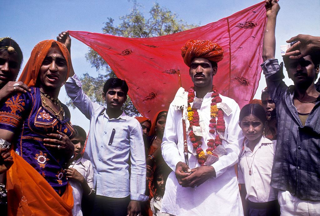 ТУАЛЕТНЫЙ ГОРШОК, КОЛОКОЛ, БРЕВНО И ДРУГИЕ СВАДЕБНЫЕ ЧУДАЧЕСТВА СО ВСЕГО СВЕТА 