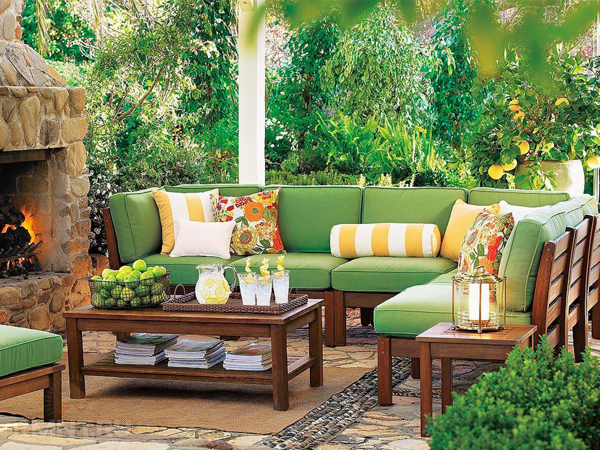 Дачный уют. Веранда в саду. Красивые веранды. Красивая мебель для террасы. Уютный уголок в саду для отдыха.