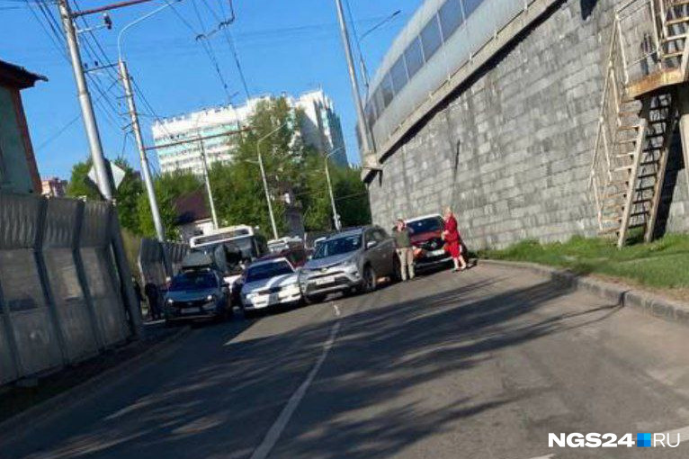 Красноярцы не могут выехать с Калинина из-за ДТП и страшной пробки во всю улицу