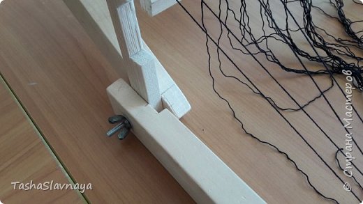 Доброго времени, Страна Мастеров! Строительство... конструирование... (или как еще сказать) ткацкого станка из личного опыта) Материалы: Брус 3на4, брус 4на5, 8 школьных деревянных линеек 50см длинной, рейка3на1,5, рейка 4на 0,5, клей Момент-Кристалл, болты длинные с барашками, саморезы по дереву,кусок послойной фанеры. Инструменты: Ножовка, дрель, лобзик. При кажущейся простоте конструкции, пришлось повозиться... и прибегнуть к помощи знакомого молодого человека) Поскольку 90 процентов деталей я выпиливала сама, то весь процесс изготовления занял у меня около двух недель... время от времени конечно) фото 19
