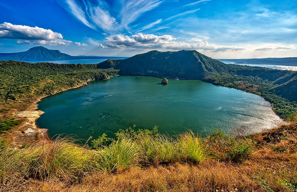 Кратерное озеро на вулкане Таал, Филиппины