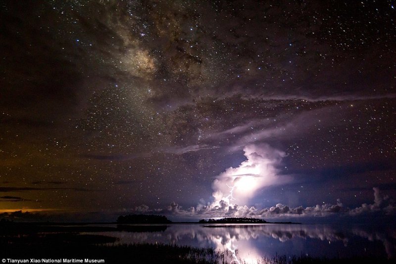 Млечный путь и гроза. Тяньюань Сяо, Австралия. астрономия, конкурс, космос, красиво, лучшее, планеты, фото, фотографы
