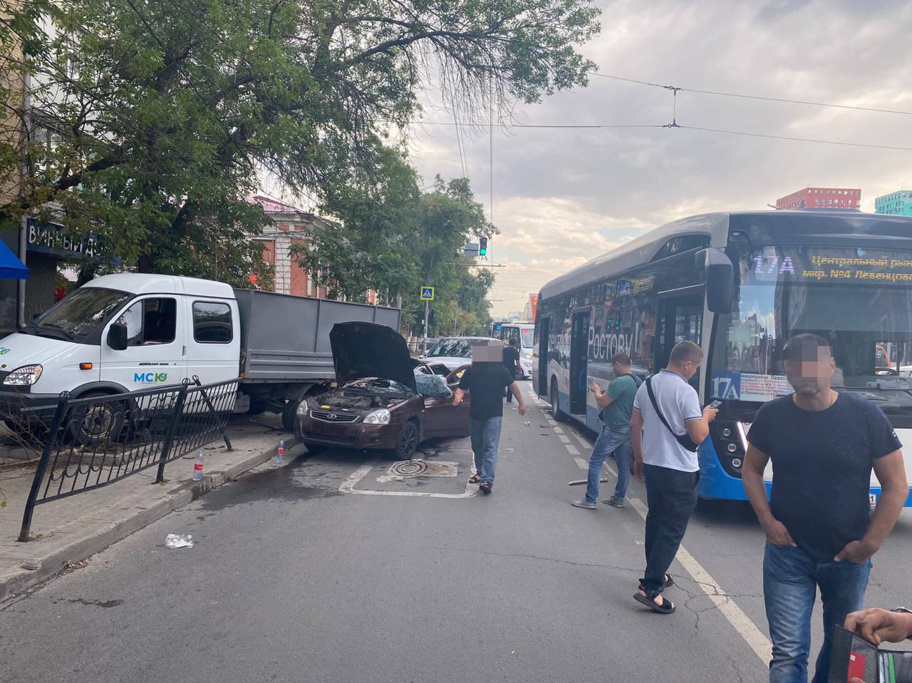 В центре Ростова три человека пострадали в массовой аварии с автобусом