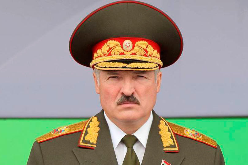 Лукашенко в военной форме