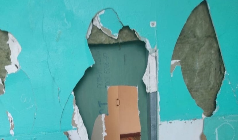 Нашла странную дыру в стене. Дыра в стене. Дыра в стене в школе. Дыра в стене школы Украина. Отверстие от ракеты в стене.