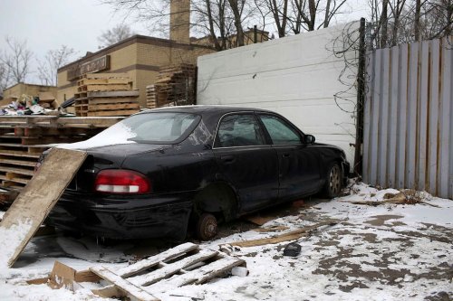 Ржавые и брошенные автомобили на улицах Детройта детройт, заброшенное