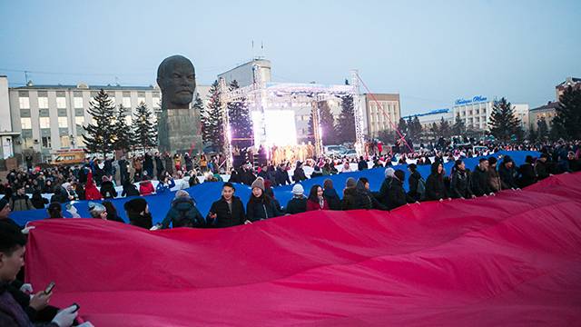 Фото: Триколор весом 600 кг развернули на главной площади Улан-Удэ