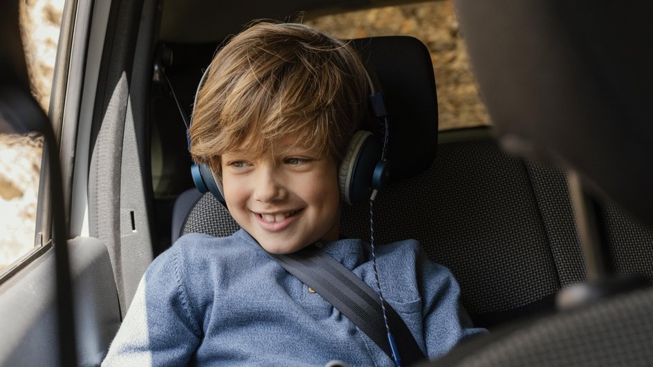 Мальчик слушает музыку в машине