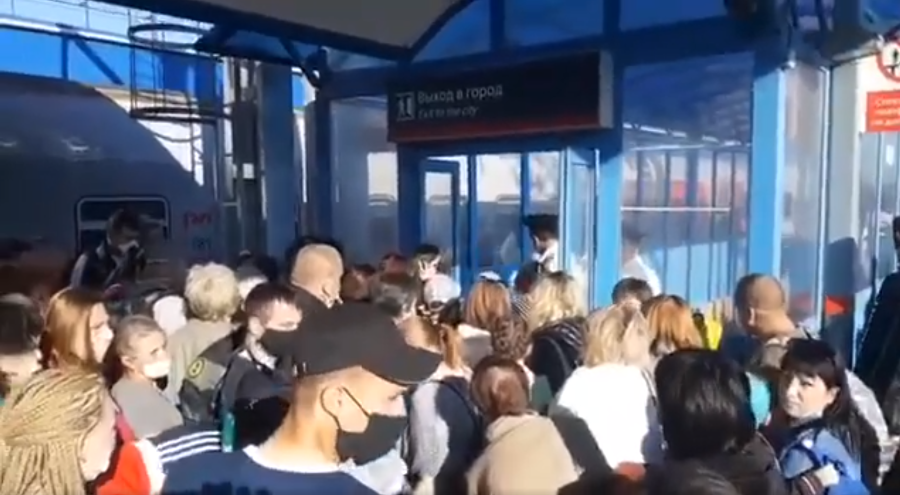 Пассажиры поездов, прибывающие в Краснодар,  не могут попасть в город (ВИДЕО)