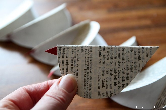 Креативные пасхальные курочки из книжных страниц Креативные пасхальные курочки из книжных страниц мастер класс