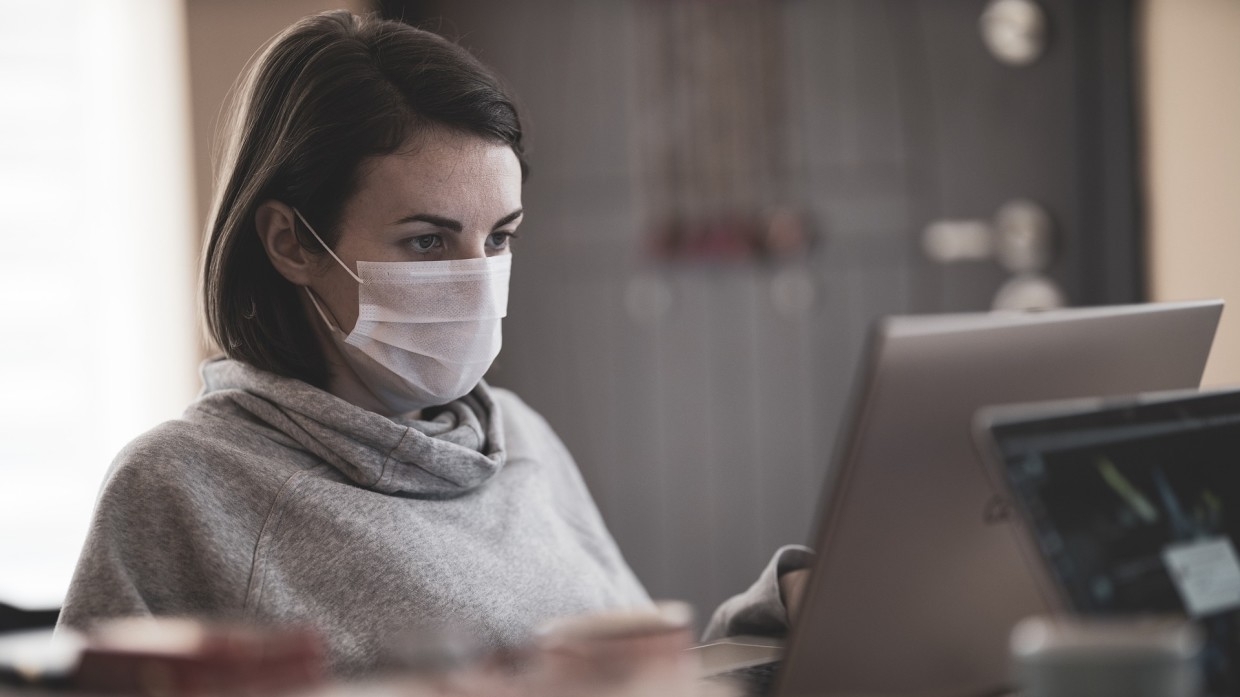 Привитых от COVID-19 американцев снова призвали носить маски