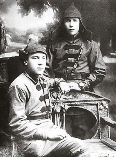 Илья Старинов — слева