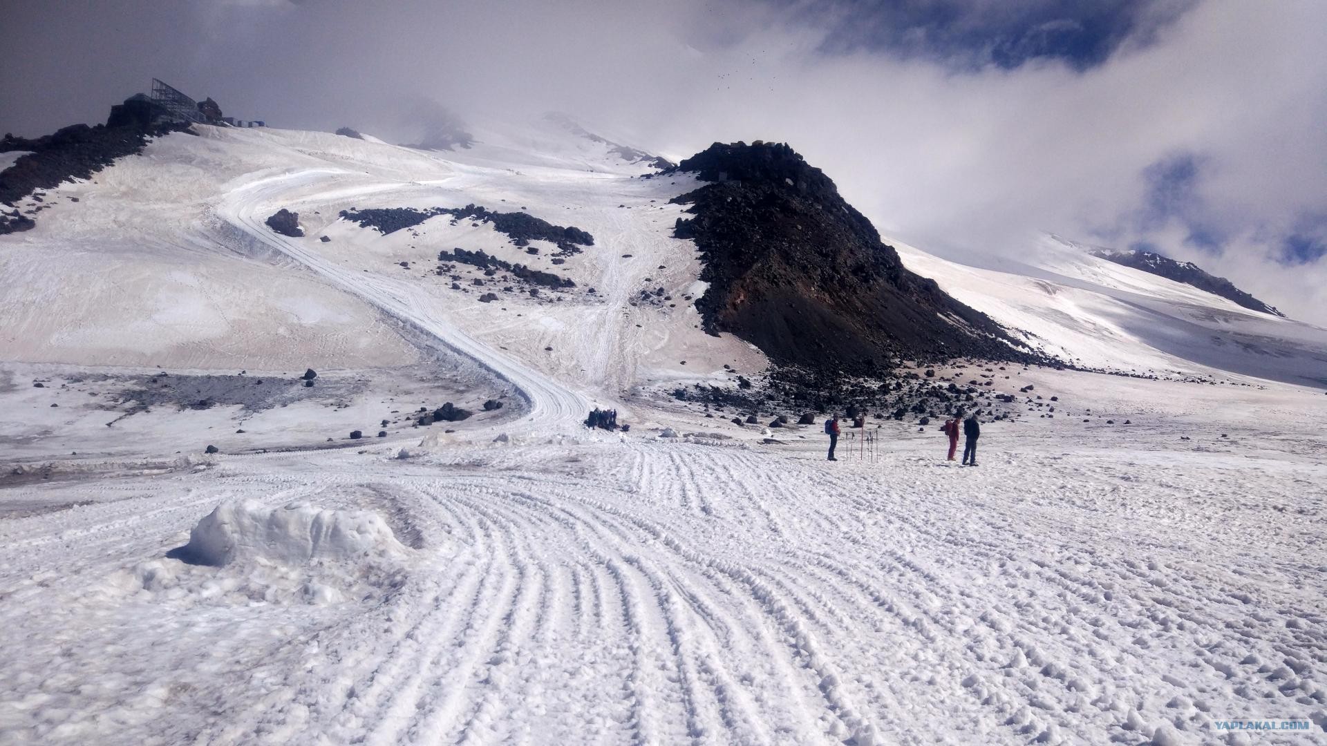 Самая высокая гора россии высотой 5642. Эльбрус 5642. Высота Эльбруса 5642. Высота Эльбруса 5642 метра. Эльбрус зимой.
